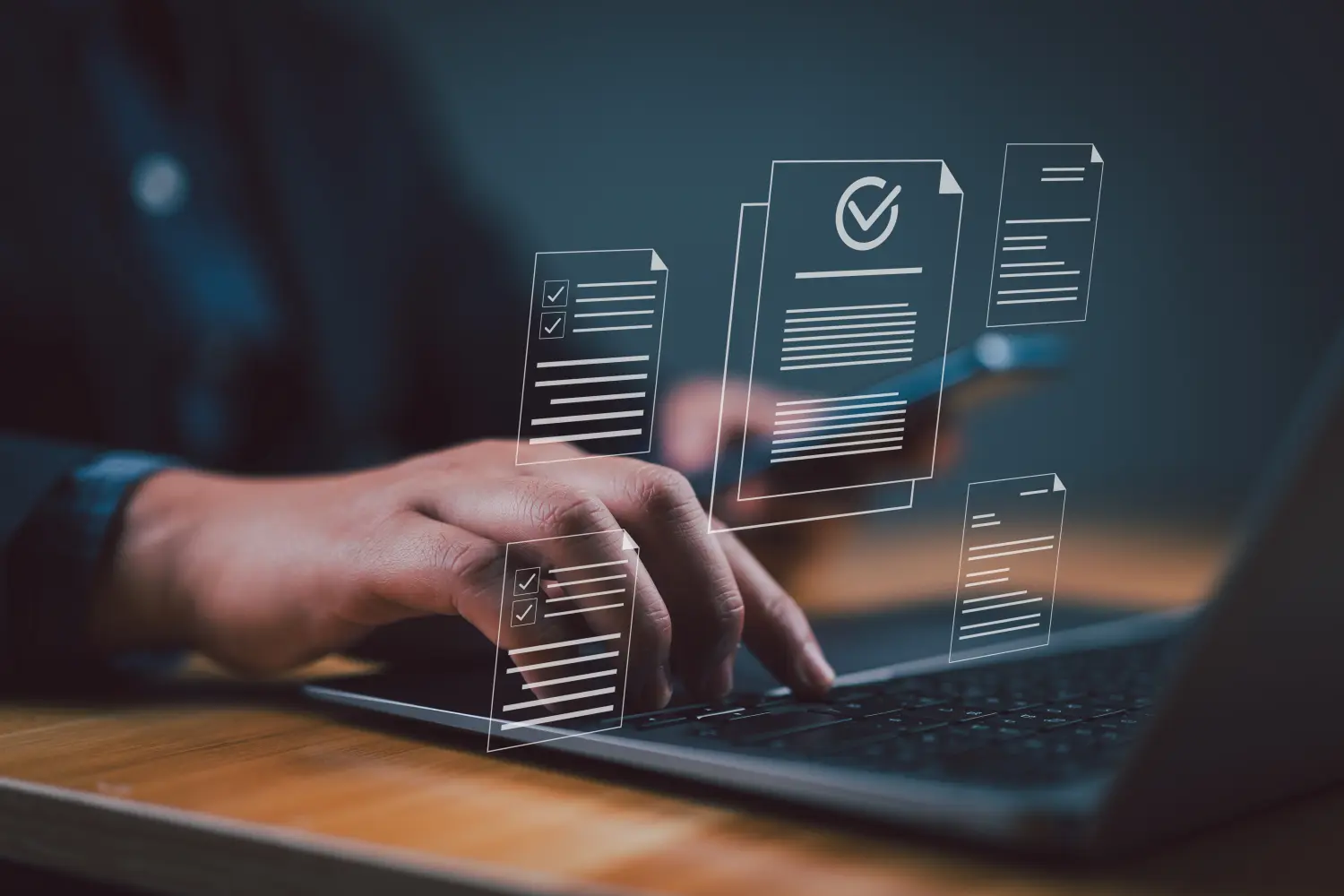 Geschäftsleute, die mit Computern und Smartphones arbeiten