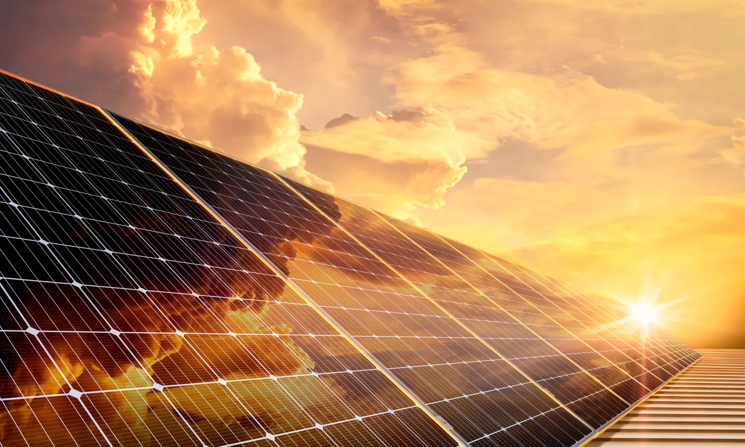 Sonnenkollektoren spiegeln einen goldenen Himmel, saubere Energie und eine gute Umwelt wider.